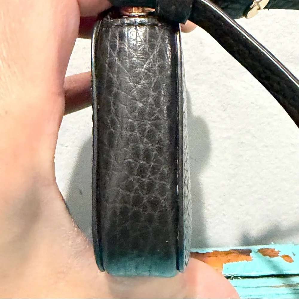 Cuyana Airpod Case Black Pebbled Leather Monogrammed J - Picture 6 of 11